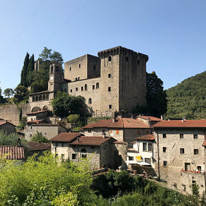 Picture of the town of Verrucola with its dominating castle